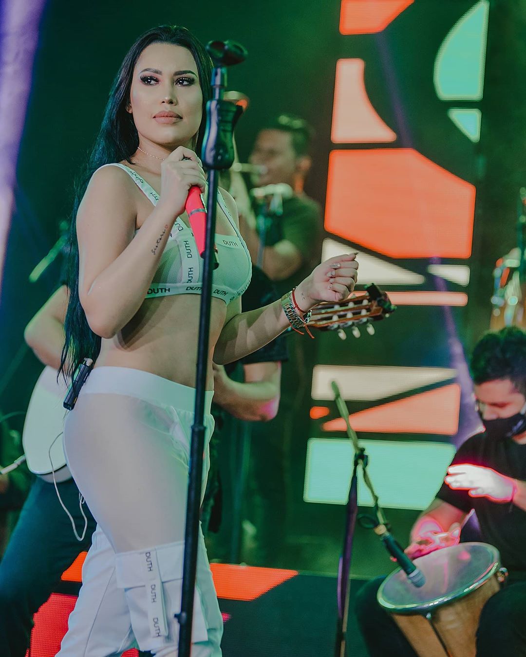 La cantante Ana del Castillo, publica el fragmento de dos canciones y pone a sus seguidores para que escojan la mejor