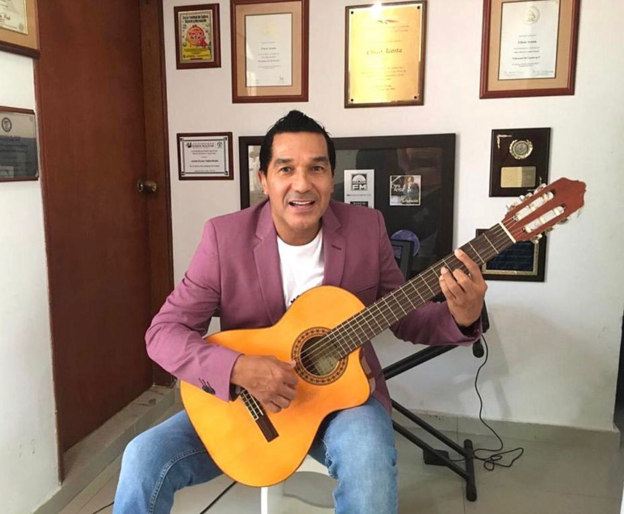 Checo Acosta revela el detrás de escena para su nueva canción