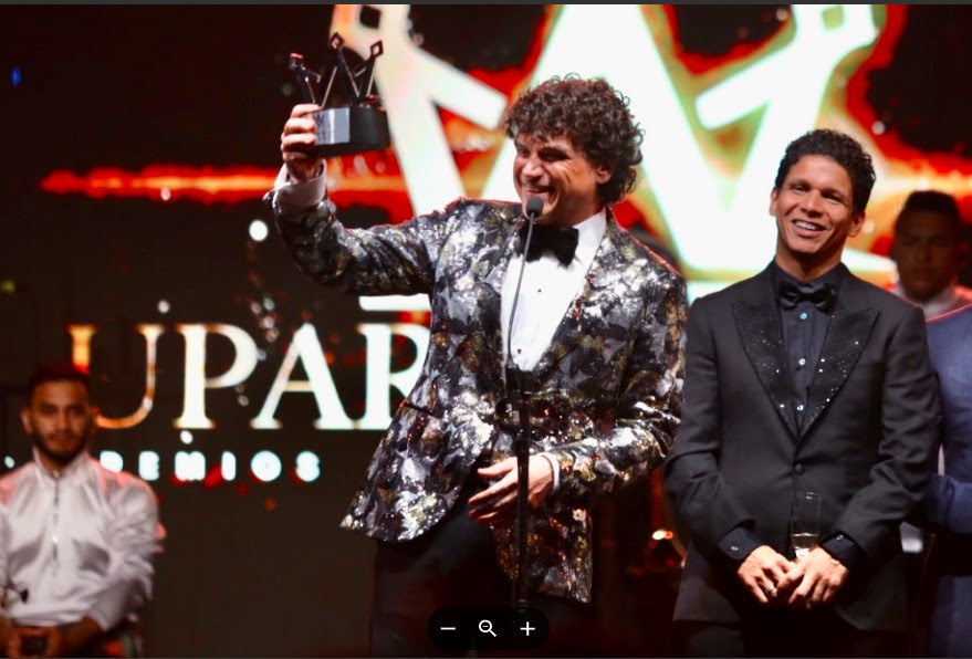 SILVESTRE DANGOND HOMENAJEADO POR SU APORTE AL FOLCLOR VALLENATO EN LOS UPAR AWARDS 2023