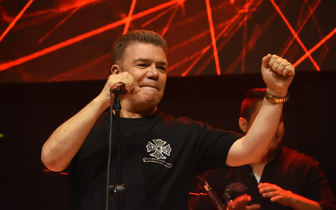 Fabián Corrales, cantando en las grandes fiestas de Colombia