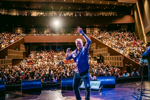 Iván Villazón, sigue llenando los teatros de Colombia.