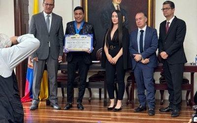 Churo Díaz condecorado en el Congreso de la República.